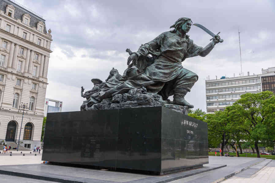 Argentina - Buenos Aires 039 - San Nicolás - monumento a Juana Azurduy.jpg